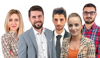 Trei persoane zâmbitoare stând de vorbă într-un birou modern și luminos